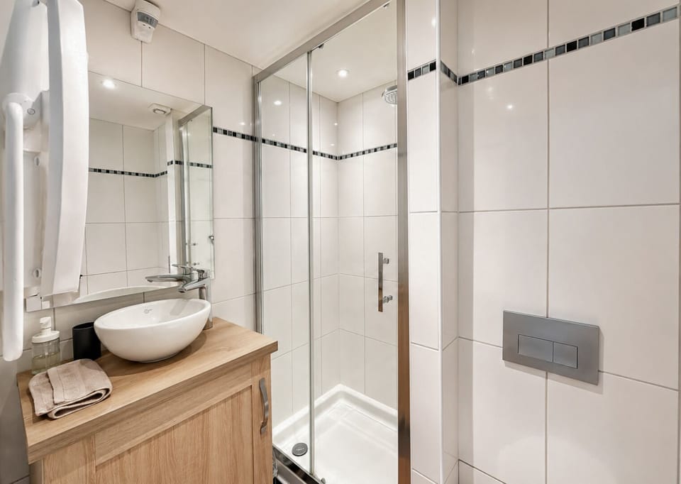 Superior Double Room | Bathroom | Shower, hair dryer, towels, soap