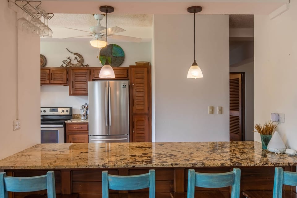 Kitchen and Counter seating
