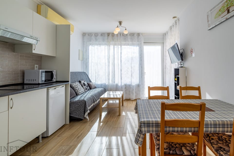 Communal lounge/ TV room,TV and multimedia,Kitchen or kitchenette,Living room,Dining area