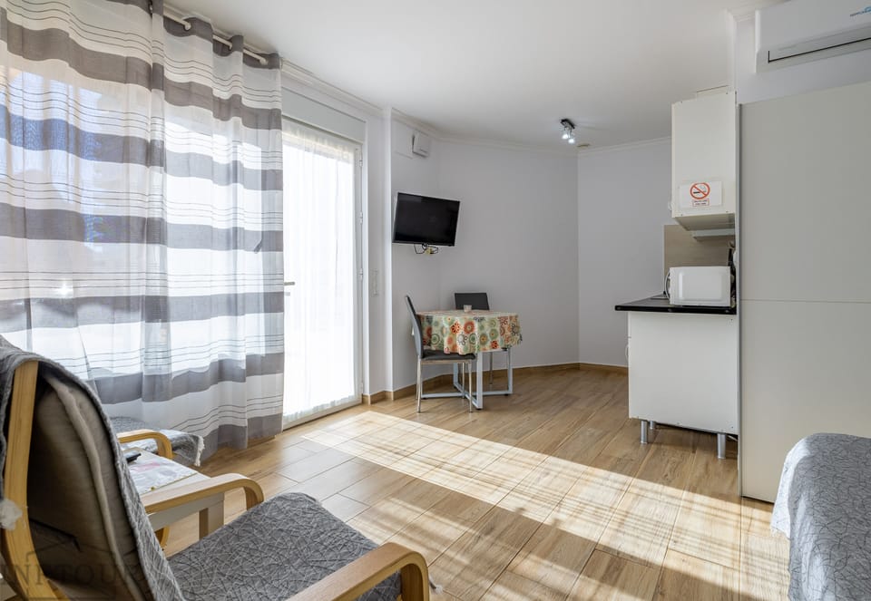 TV and multimedia,Kitchen or kitchenette,Photo of the whole room