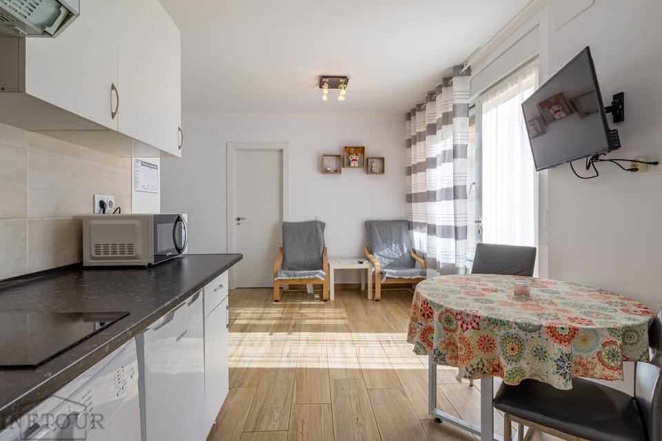 Communal lounge/ TV room,TV and multimedia,Kitchen or kitchenette,Living room,Dining area