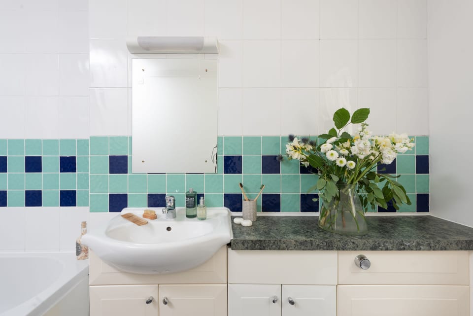 Rosebud, Portreath. Family bathroom with shower over bath, wash basin and WC