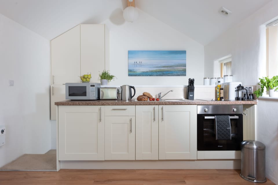 Kerensa, Portreath. First floor: Well-equipped kitchen with electric fan oven and hob, fridge and washing machine