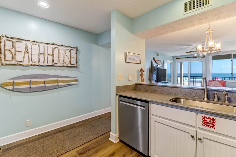 Condo, 2 Bedrooms | Private kitchen | Fridge, microwave, oven, stovetop