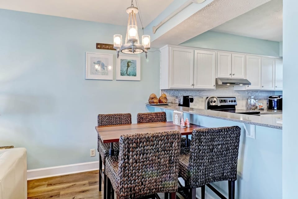 Condo, 2 Bedrooms | Private kitchen | Fridge, microwave, oven, stovetop