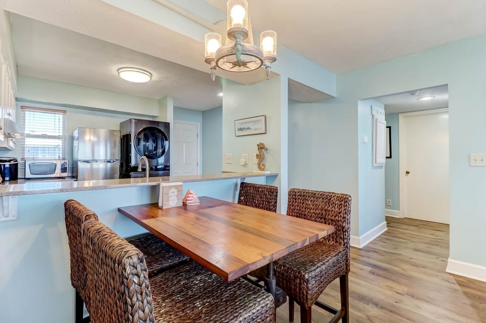 Condo, 2 Bedrooms | Dining