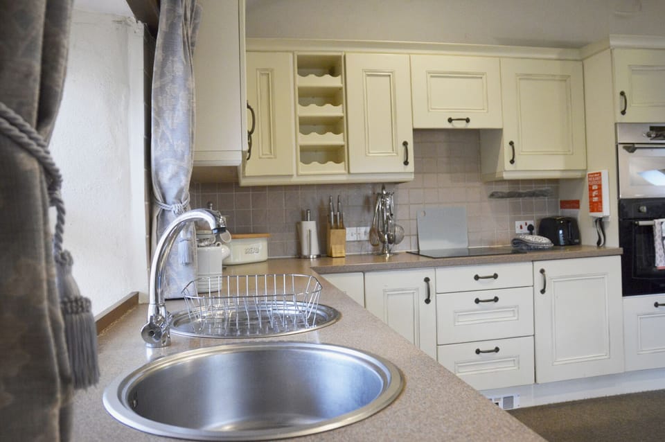 Cottage | Private kitchen | Fridge, dishwasher, electric kettle, toaster