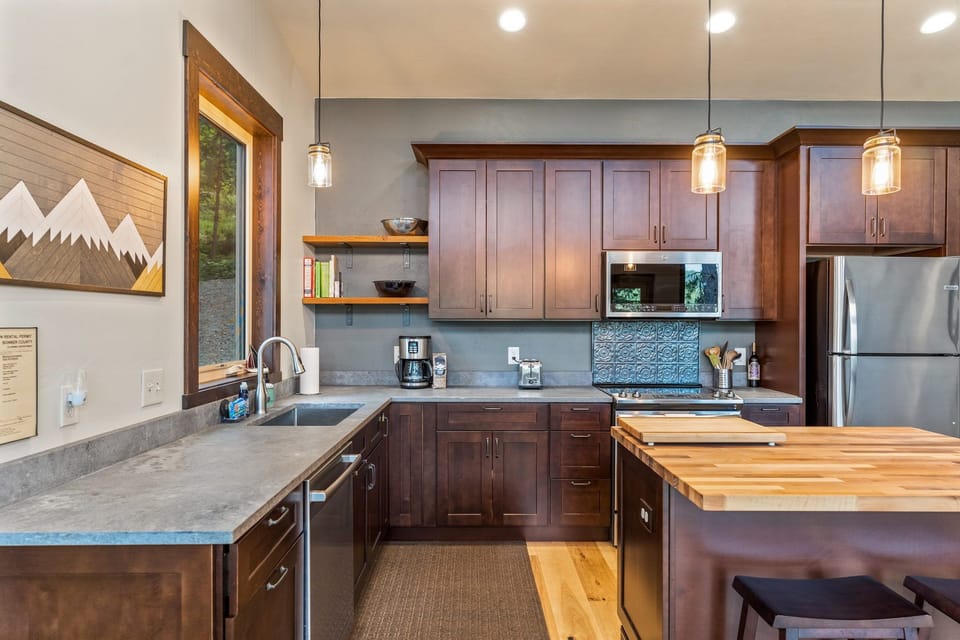 Open concept kitchen connecting to the living/dining room
