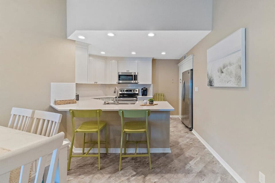 Breakfast Bar and Kitchen