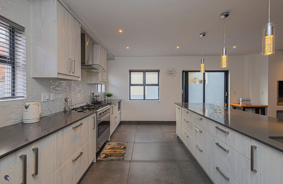 Family House | Private kitchen | Full-size fridge, microwave, oven, stovetop