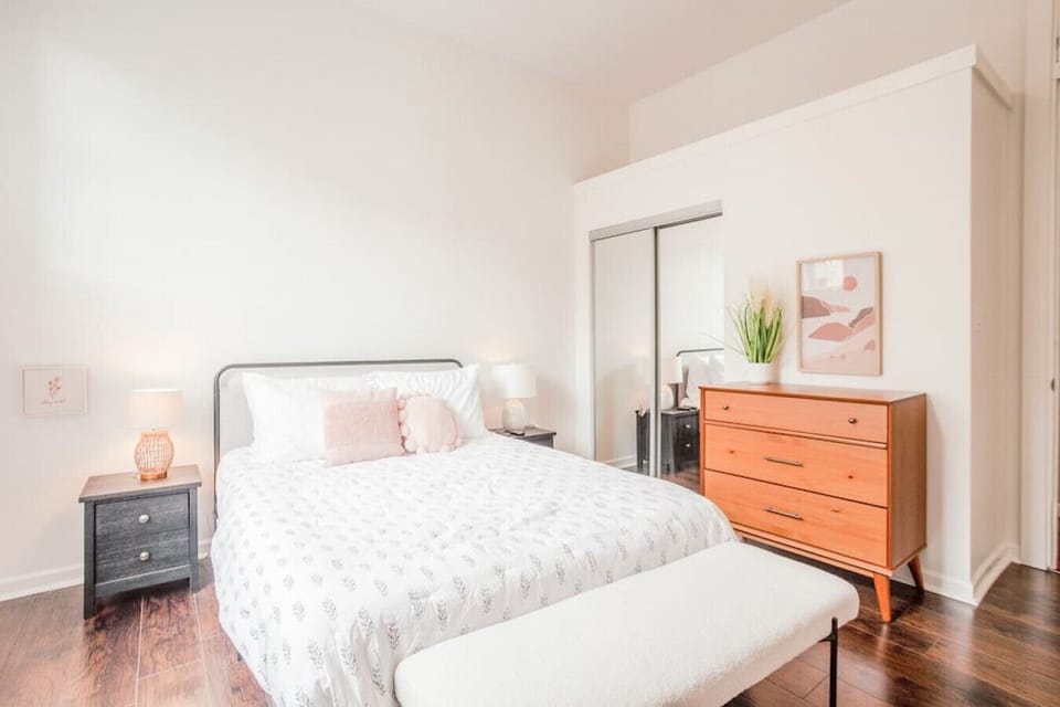 Queen bedroom - 2nd bedroom with 50" TV.  680 thread count sheets & 100% cotton towels