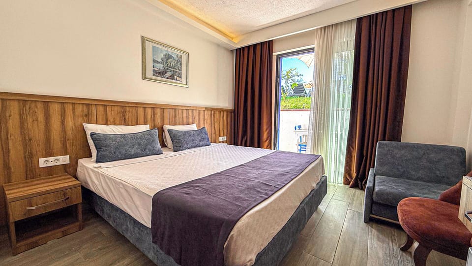 Minibar, free WiFi, bed sheets