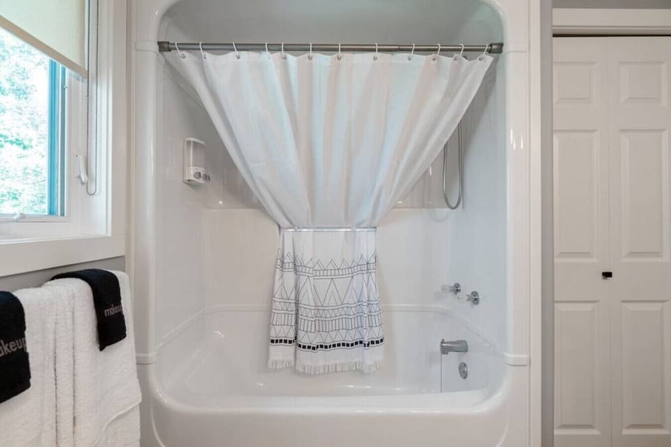 Full bathroom on the main floor with a shower/tub combo. Each bathroom comes stocked with towels, a hair dryer, shampoo, conditioner & body wash.