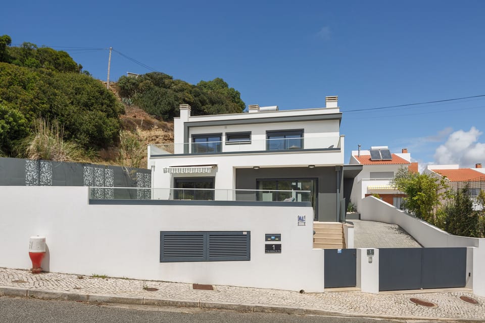 The holiday home "Venda Nova", accommodating 8 people, stands out for its modern decor and proximity to São Martinho do Porto beach. With 3 bedrooms, 2 bathrooms, and a fully equipped kitchen, it provides ideal conditions for family meals. The spacious outdoor area includes a private pool and dining furniture, ensuring guest privacy. Additional services, such as towel exchange and cleaning, are available at an extra cost. Located in Venda Nova, just minutes from São Martinho do Porto, the house offers a peaceful retreat away from the bustling beaches of the Silver Coast. The region is known for the stunning bay of São Martinho do Porto, famous for its calm waters, perfect for families. Activities include beach outings, sailing trips, seaside walks, and gastronomic experiences featuring fresh fish and seafood. Moreover, proximity to places like Nazaré and historical monuments offers a diverse range of options to explore throughout the year. Contact us for more information or to book your holiday in São Martinho do Porto.