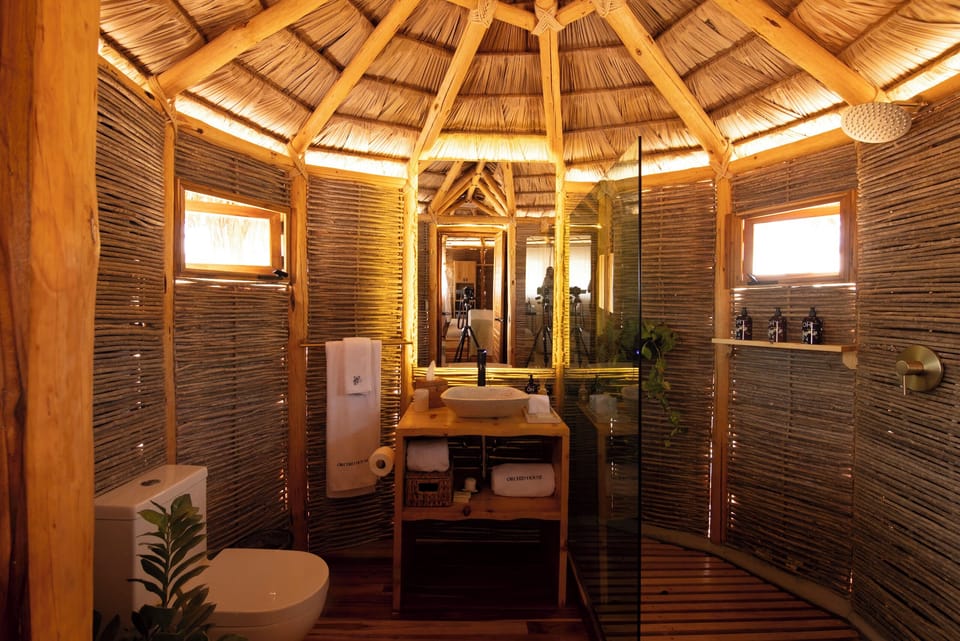 Deluxe Bungalow | Bathroom | Shower, hair dryer, bathrobes, towels