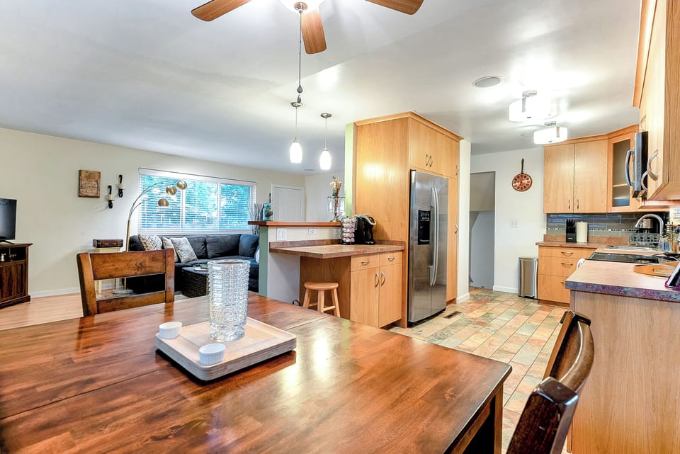 Spacious dining and kitchen to enjoy your favorite home cooked meals!