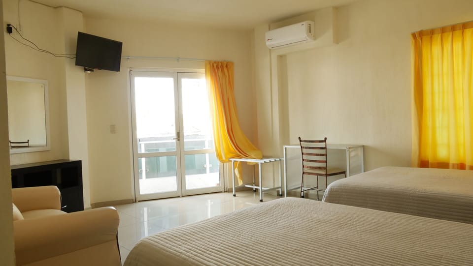 Comfort Studio Suite | Living area | 32-inch LED TV with cable channels, TV