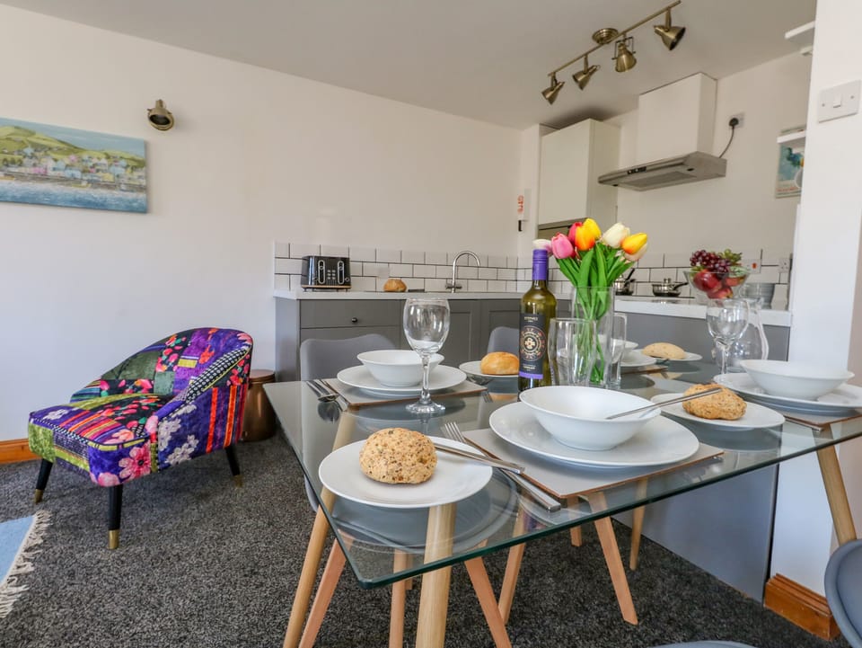 Fridge, cookware/dishes/utensils