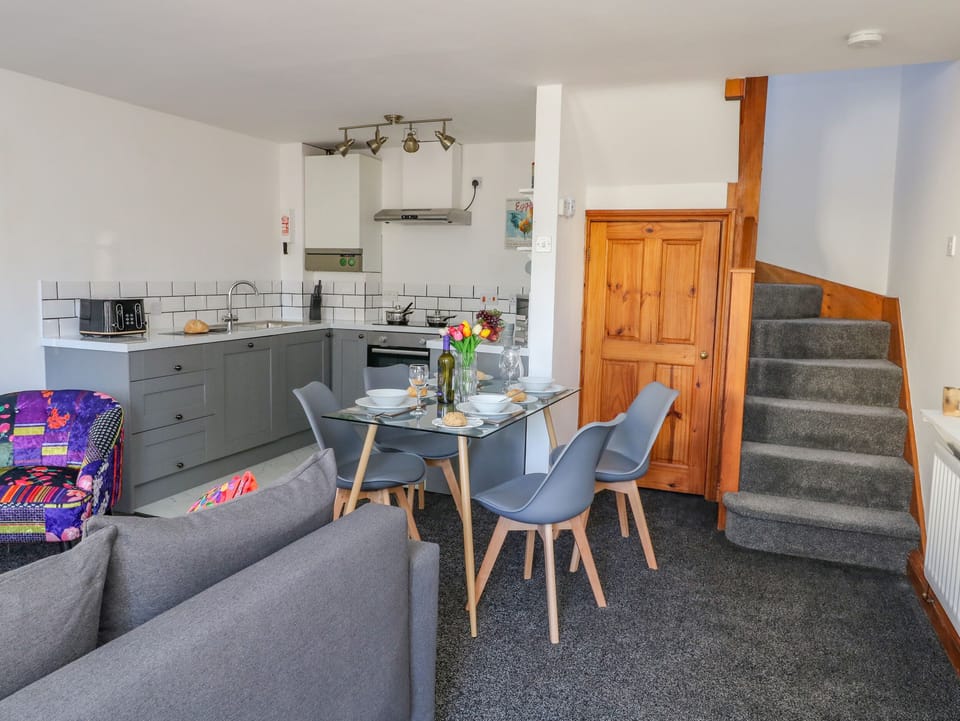 Fridge, cookware/dishes/utensils