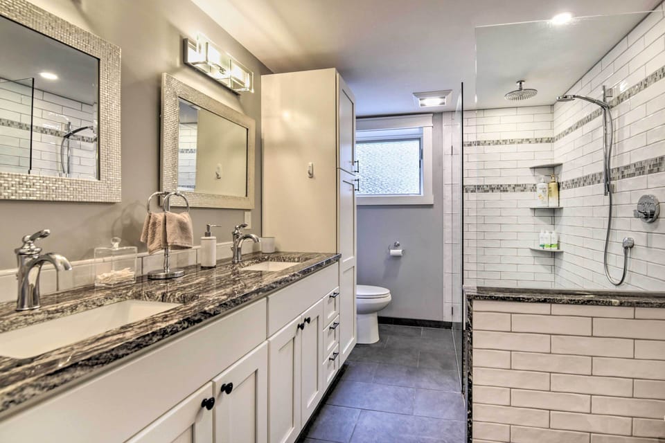 Full Bathroom | Towels Provided