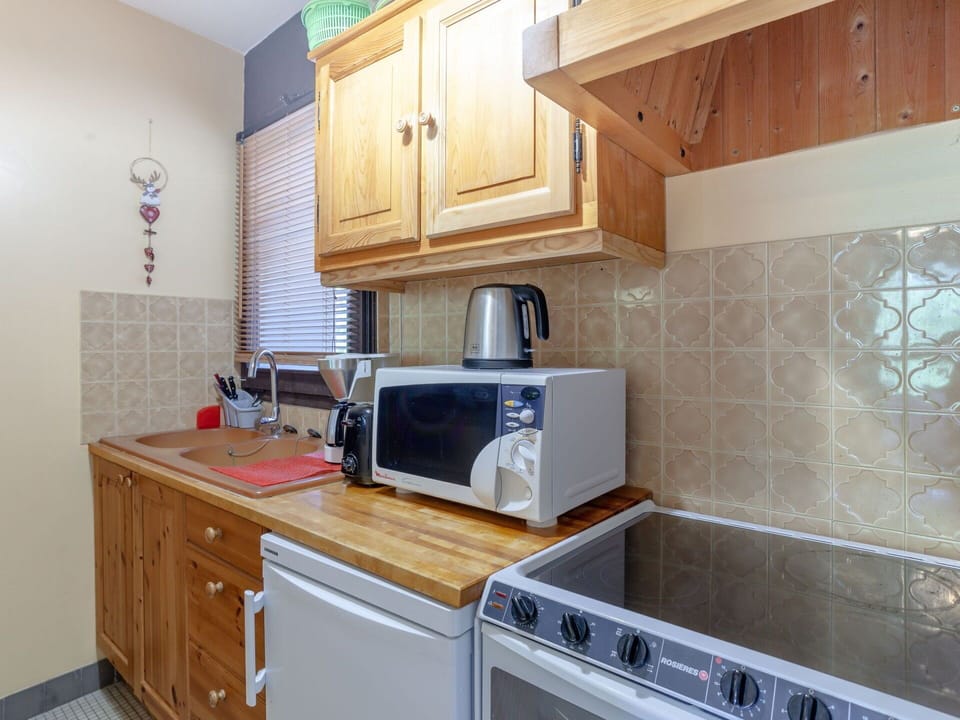 Cabinetry, Countertop, Property, Furniture, Kitchen, Kitchen Appliance, Kitchen Stove, Wood, Interior Design, Home Appliance