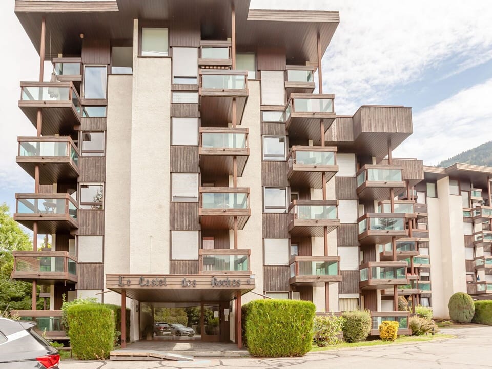 Plant, Building, Property, Sky, Tower Block, Vegetation, Architecture, Urban Design, Land Lot, Condominium