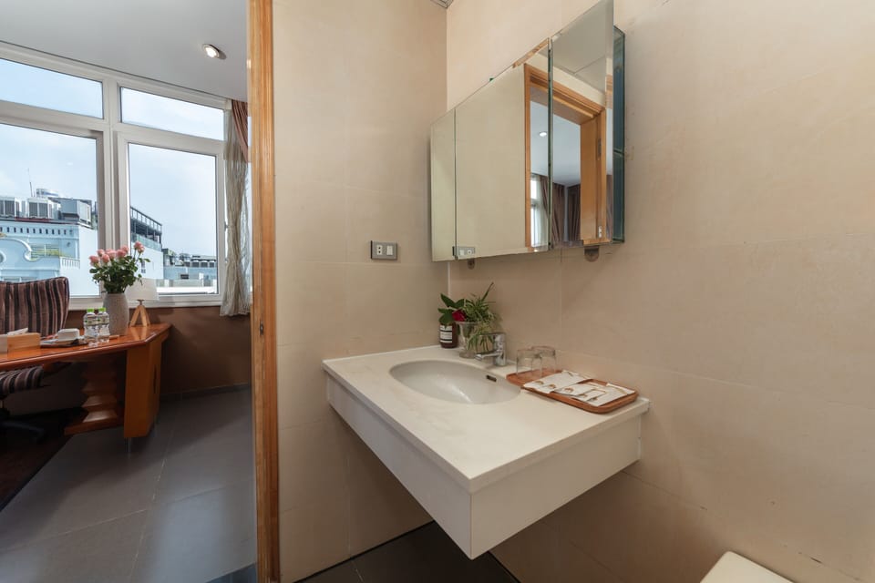 Executive Double Room, 1 King Bed | Bathroom | Shower, hydromassage showerhead, free toiletries, hair dryer