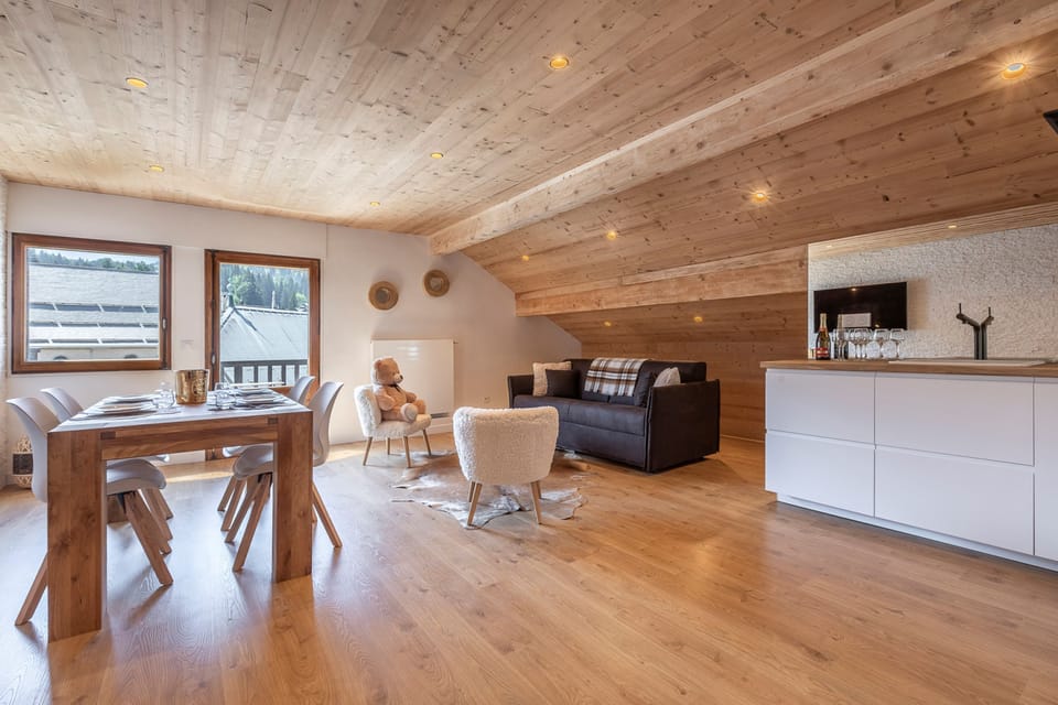 Comfort Apartment, Ensuite, Mountain View (Le Passon) | Living room | 40-inch flat-screen TV with satellite channels, TV, fireplace