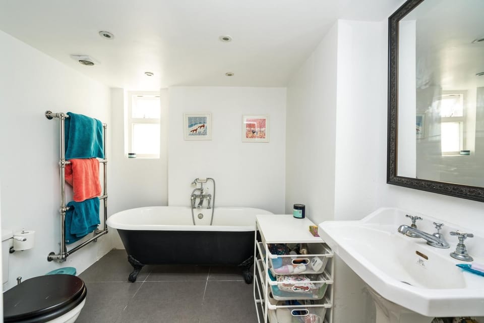 Fantastic 3 Bedroom Flat West Hampstead Apartment in London Borough of Camden
