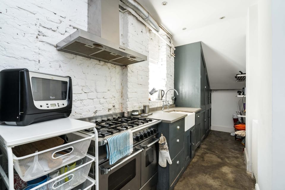 Apartment (3 Bedrooms) | Private kitchen | Microwave, oven, electric kettle, toaster
