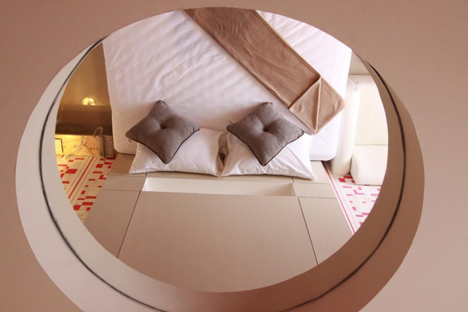 Premium bedding, minibar, free WiFi, bed sheets