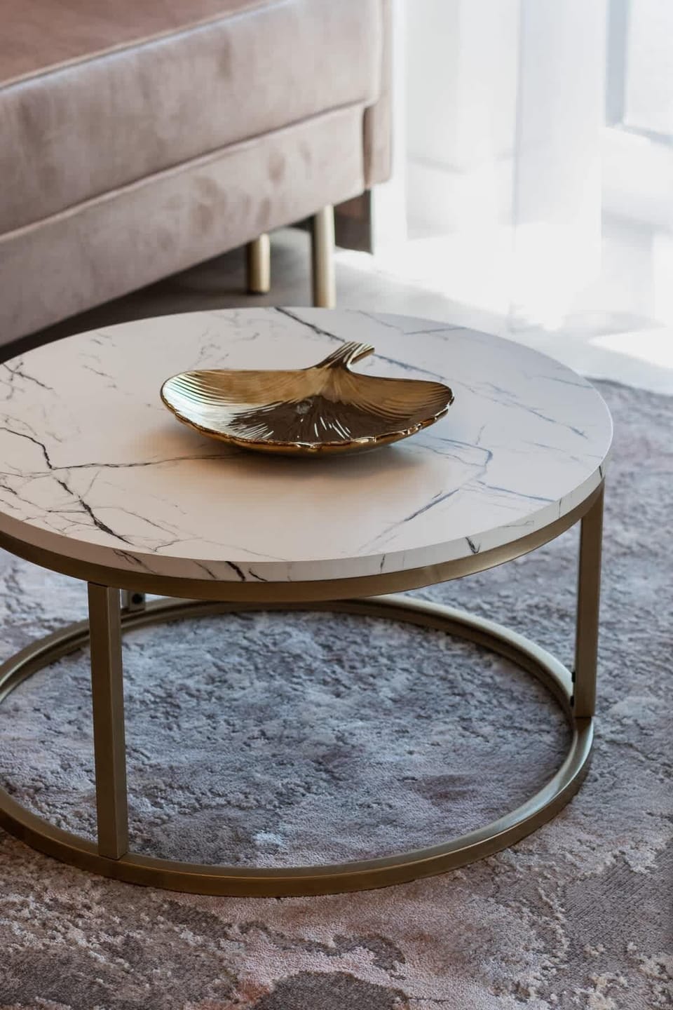 Close-up of a charming coffee table on which a decorative bowl rests.
