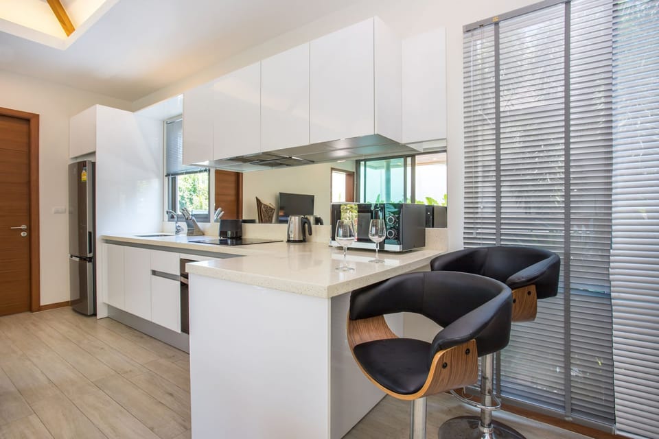 Luxury Villa | Private kitchen | Fridge, microwave, dishwasher, coffee/tea maker