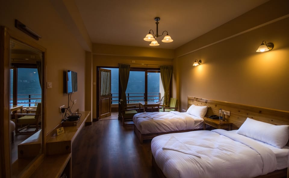 Deluxe room with balcony and valley view | Desk, individually furnished, bed sheets