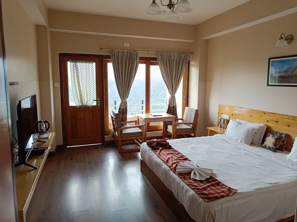 Deluxe room with balcony and valley view | Desk, individually furnished, bed sheets