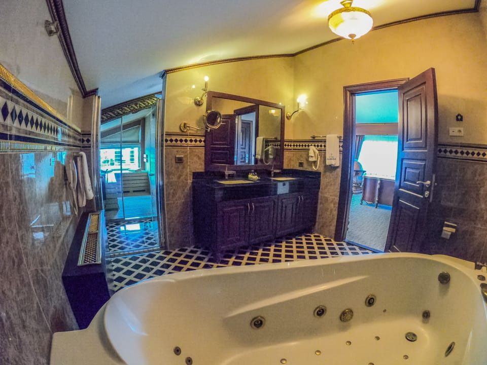 Senior Room | Bathroom | Shower, rainfall showerhead, free toiletries, hair dryer