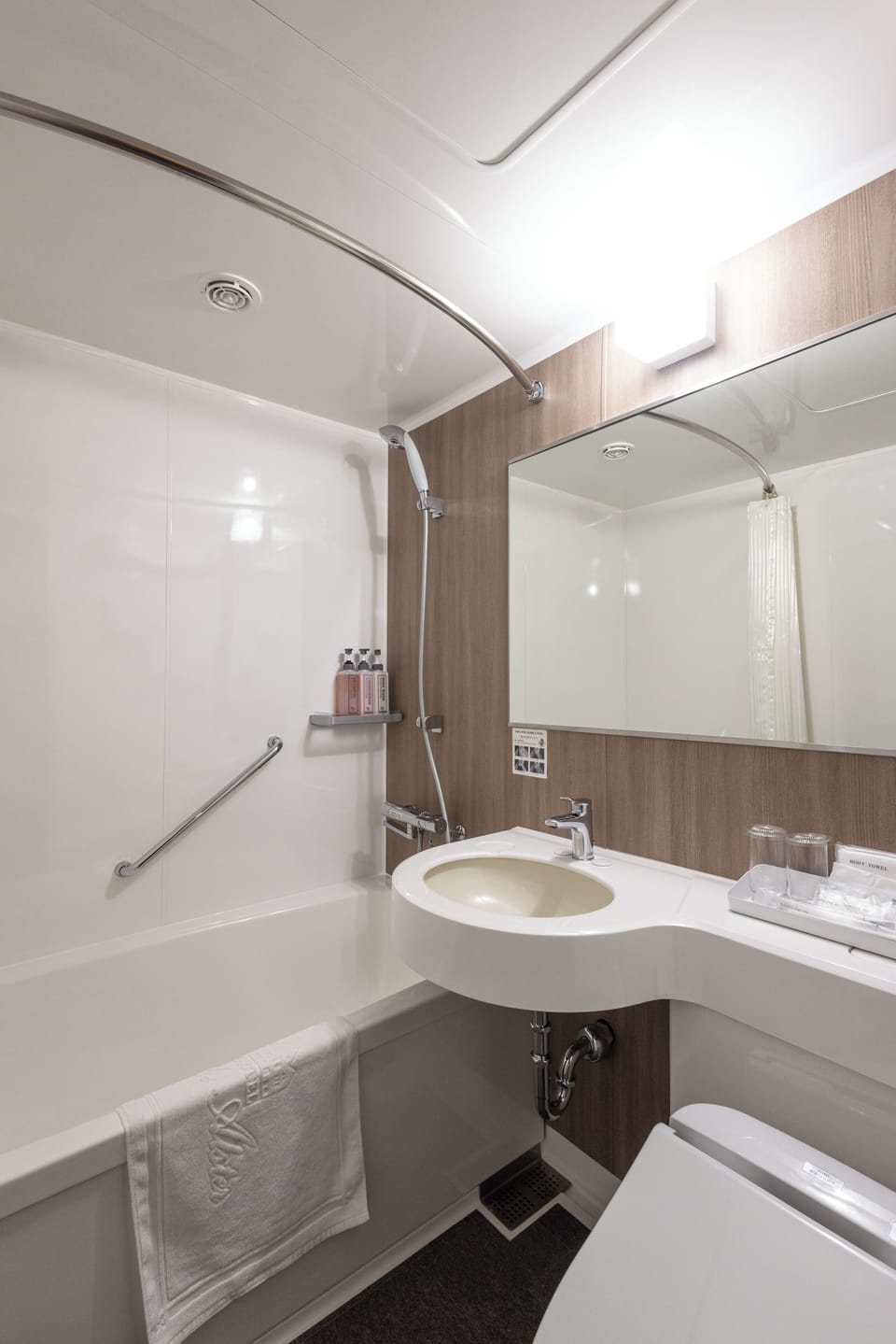 Combined shower/tub, deep soaking tub, free toiletries, hair dryer