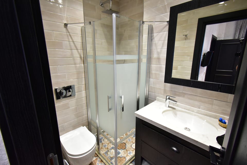 Comfort Triple Room | Bathroom | Shower, slippers, towels
