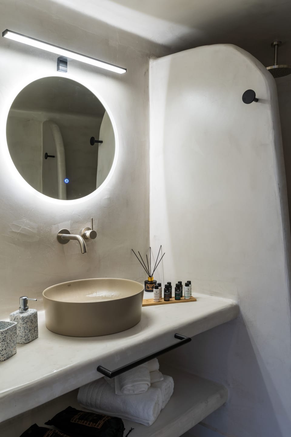 Superior Suite, Private Pool | Bathroom | Shower, free toiletries, hair dryer, slippers