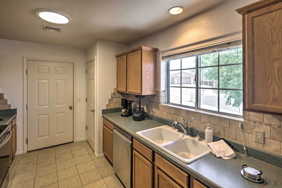 Kitchen | Toaster | Dishware & Flatware Provided | Spices | Cooking Basics