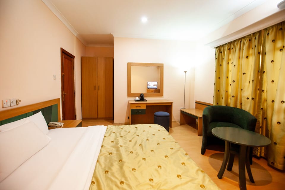 Executive Studio Suite | In-room safe, desk, laptop workspace, blackout drapes