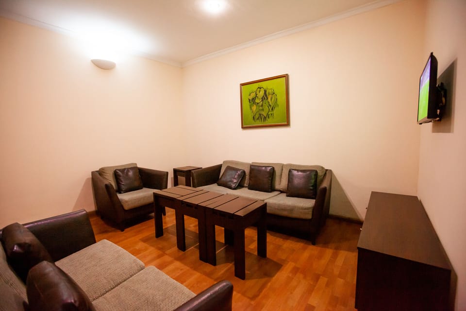 Executive Studio Suite | Living area | Computer monitors, printers