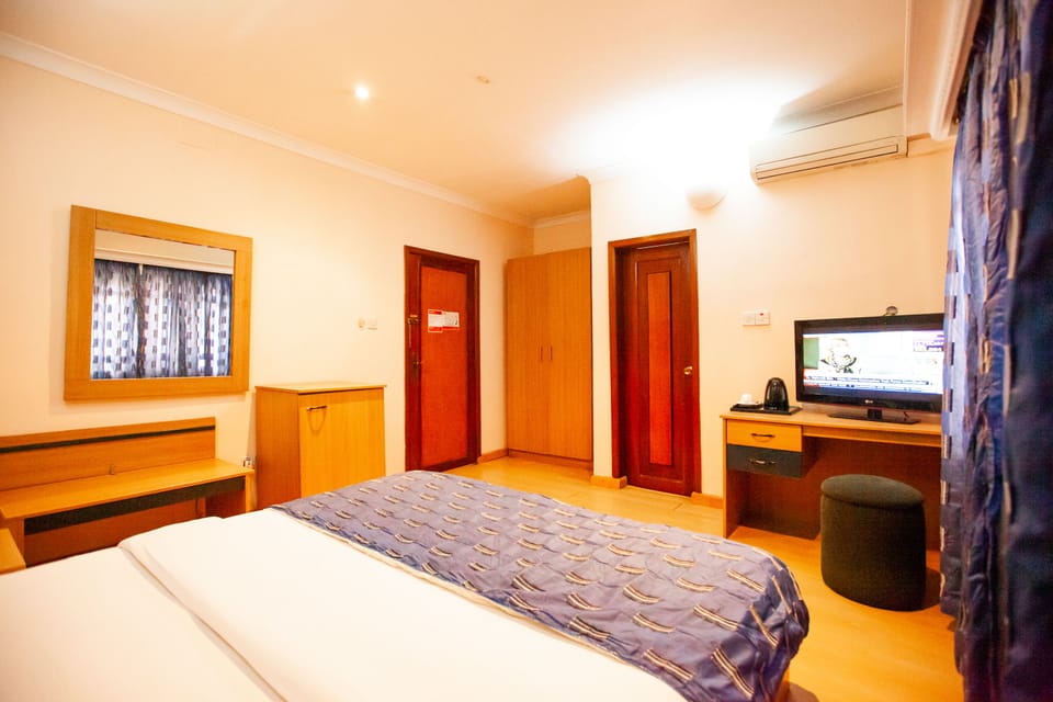 Executive Single Room | In-room safe, desk, laptop workspace, blackout drapes
