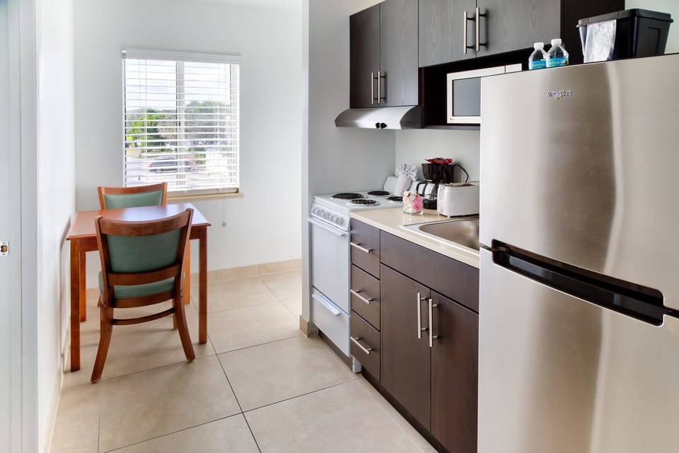 Studio, 1 King Bed | Private kitchen | Coffee/tea maker, microwave, toaster, freezer
