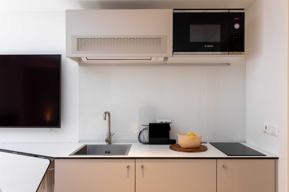Studio (Studio Apartment with City View) | Private kitchen | Fridge