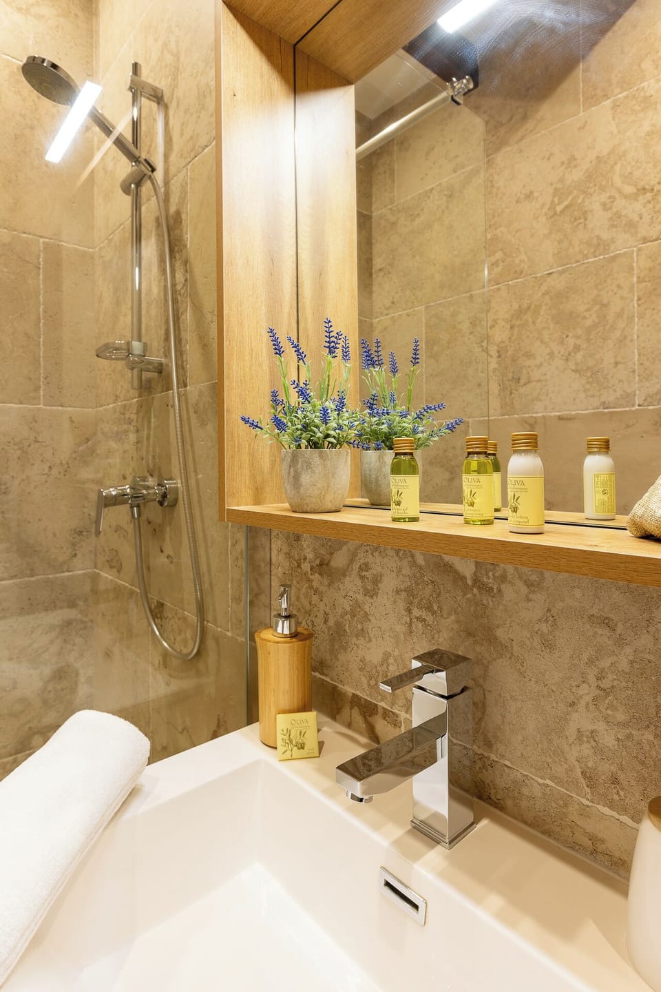 Room | Bathroom | Shower, hair dryer, towels