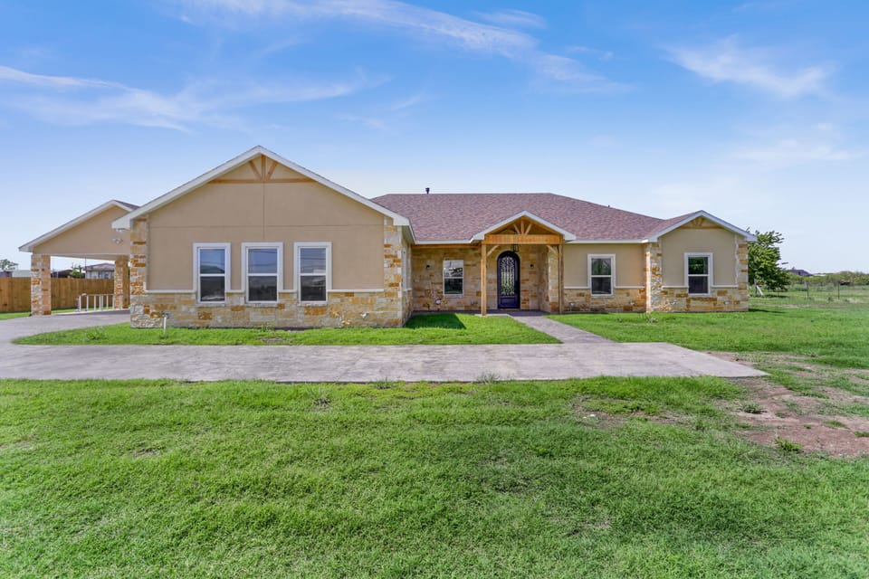 3000sqft, One Story Ranch Style Home on One Acre