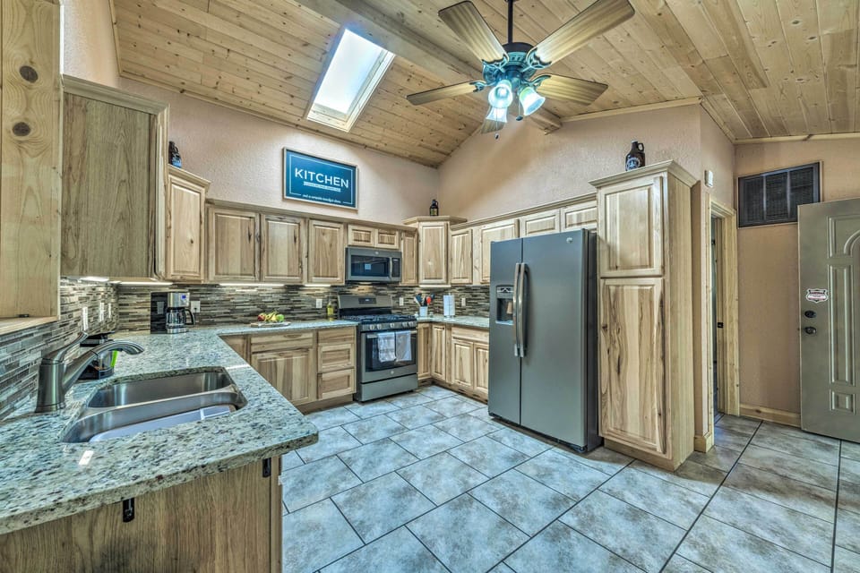 Full Kitchen | Dishwasher | Fridge w/ Ice Maker | Gas Range | Microwave
