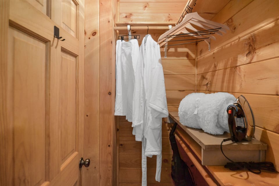 Main Floor - King Suite - Closet