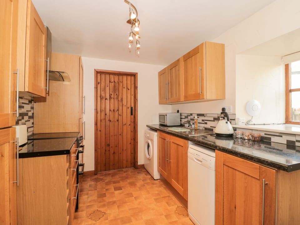 Cottage | Private kitchen | Dishwasher, cookware/dishes/utensils
